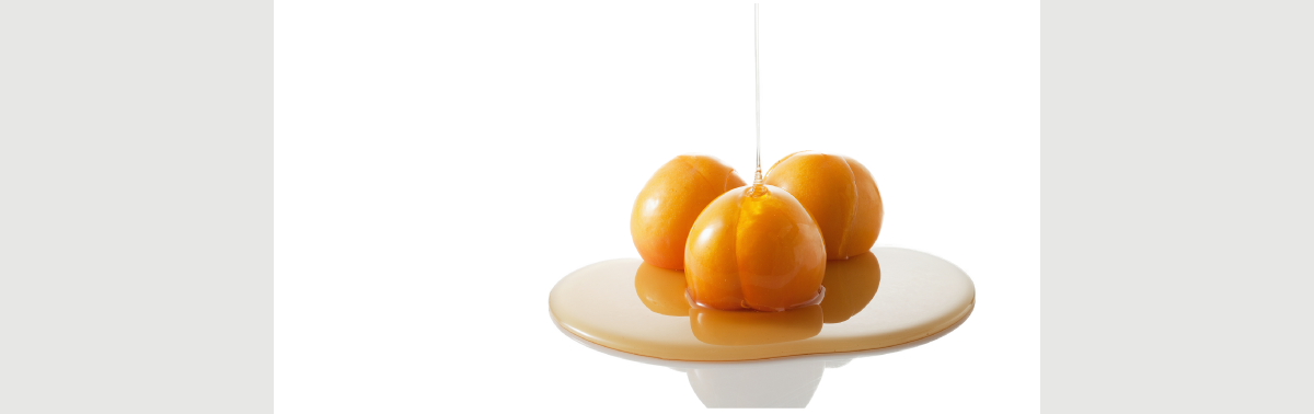 アンミオイル使用の杏仁オイルは、杏1本の木からコップ半分しかとれない希少性のあるクラスは特有の甘い香りと痰黄色が特徴。